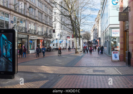 Rue commerçante piétonne dans le centre-ville de Birmingham Banque D'Images