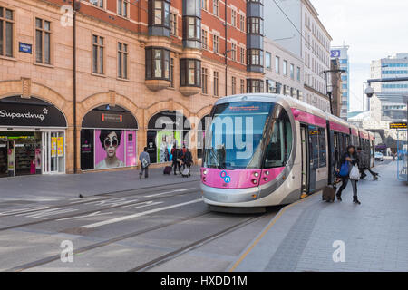 Les lignes sur le nouveau réseau de tramway en Corporation Street dans le centre-ville de Birmingham Banque D'Images