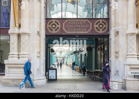 Boutiques indépendantes dans la Great Western Arcade, une galerie marchande à Birmingham Banque D'Images