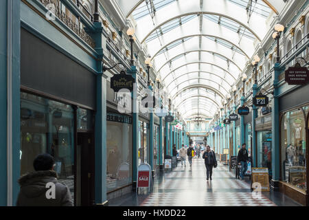 Boutiques indépendantes dans la Great Western Arcade, une galerie marchande à Birmingham Banque D'Images