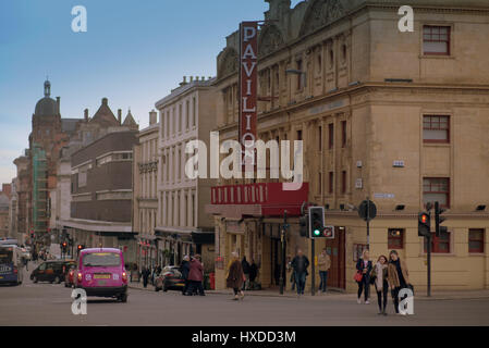 Renfield St Pavilion Theatre Theatre Glasgow taxi Rose Street scene cityscape Banque D'Images