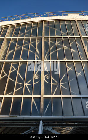 La gare de Paddington, Londres, Royaume-Uni. Metal victorien original conçu par l'ingénieur remplages Isambard Brunel sur la fenêtre donnant sur le hall principal Banque D'Images