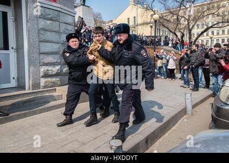 Vladivostok, Russie - le 26 mars 2017. Les agents de police de détenir un partisan de l'opposition lors d'une manifestation à Vladivostok. Banque D'Images