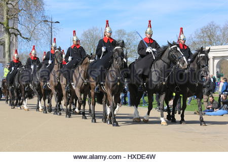 La Garde royale à cheval se déplaçant dans un aprk au centre de Londres le 25 mars 2017 Banque D'Images