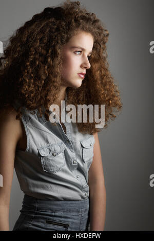 Portrait d'une belle jeune femme fashion model avec les cheveux bouclés Banque D'Images