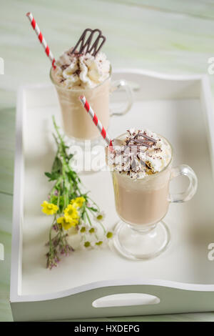 Café glacé avec de la crème fouettée et de chocolat Banque D'Images