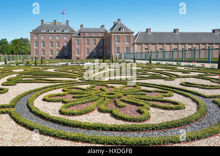 Apeldoorn, aux Pays-Bas, le 8 mai 2016 : jardin baroque néerlandais de la Loo Palace , un ancien palais royal et maintenant un musée national situé dans l'outsk Banque D'Images