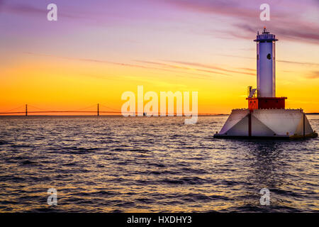 Vue sur le phare et le Mackinac Bridge dans le Michigan au coucher du soleil Banque D'Images