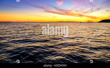 Vue panoramique du détroit de Mackinac et Mackinac Bridge dans le Michigan au coucher du soleil Banque D'Images