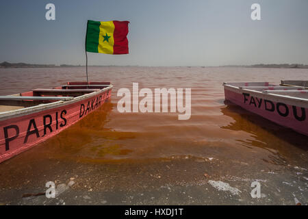 La vie toujours au Lac Rose Lac Rose (Lac Retba) / au Sénégal Banque D'Images