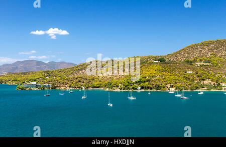 Vue d'une des baies de l'île de Poros, dans le golfe Saronique, en Grèce. Banque D'Images