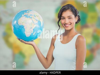 Digital composite of Woman with globe contre carte floue Banque D'Images