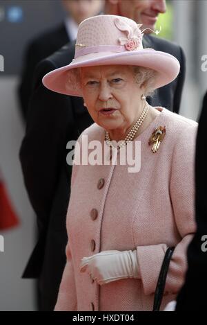 La famille royale LA REINE ELIZABETH II REINE D'ANGLETERRE 23 Mars 2012 L'hôpital de Manchester Manchester en Angleterre Banque D'Images