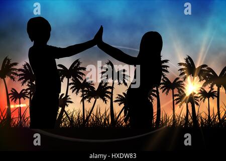 Digital composite de silhouettes d'enfants contre la vue du coucher de soleil avec des palmiers Banque D'Images