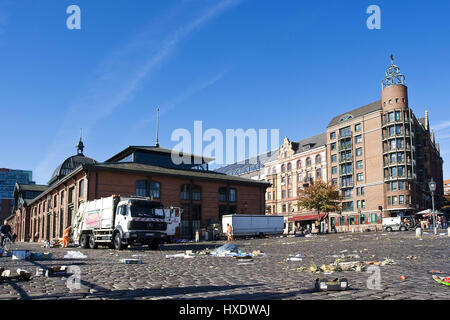 Le nettoyage dans le marché aux poissons de Hambourg, Aufraeumen suis Hamburger Fischmarkt Banque D'Images