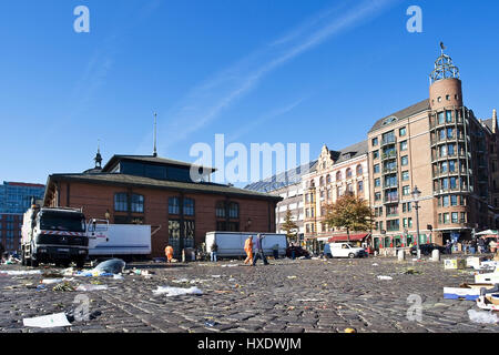 Le nettoyage dans le marché aux poissons de Hambourg, Aufraeumen suis Hamburger Fischmarkt Banque D'Images