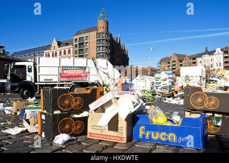 Le nettoyage dans le marché aux poissons de Hambourg, Aufraeumen suis Hamburger Fischmarkt Banque D'Images