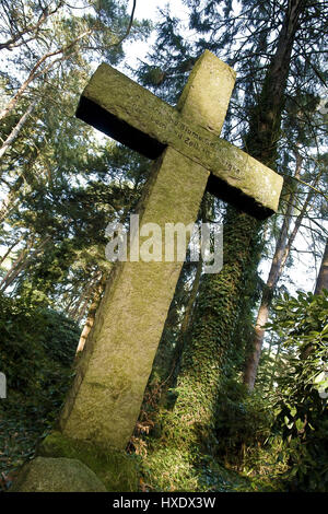 Vieille tombe sur la croix cimetière Ohlsdorfer à Hambourg, vieille tombe croix sur le village cimetière Ohls à Hambourg | auf dem Grabkreuz, Altes Ohlsdorfer Banque D'Images