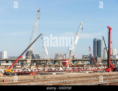 Site de construction avec la grande grue pour construire la grande gare.(Blur focus) Banque D'Images