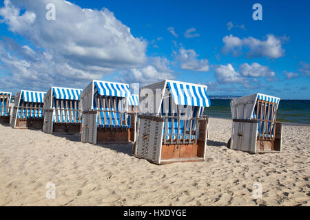 Plage de sable et de chaises de plage en bois traditionnel sur l'île de Rügen, Allemagne du Nord, sur la côte de la mer Baltique Banque D'Images