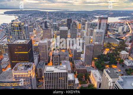 Vue aérienne de la ville de Seattle skyline at Dusk Banque D'Images