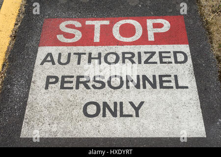 Le personnel autorisé Stop Sign painted on sidewalk Banque D'Images