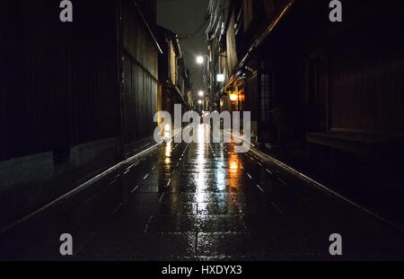 Rue de Kyoto au cours d'une nuit pluvieuse (quartier de Gion). Le Japon Banque D'Images