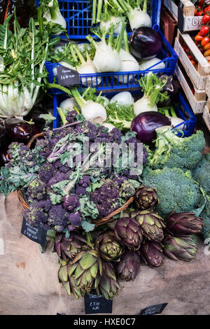 Borough Market intérieur Légumes Frais divers choix d'aliments d'affichage des prix des panneaux touristiques de Londres Banque D'Images