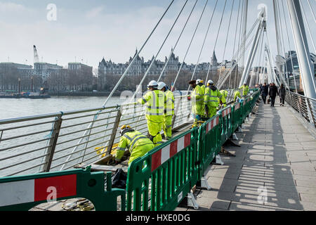 Les travailleurs de la construction du pont du Jubilé de l'entretien de la réparation de Tamise Crossing Londres Banque D'Images