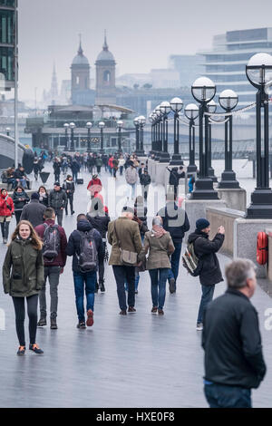 Personnes Marche South Bank Southbank Londres touristes Tourisme Queens Walk Banque D'Images