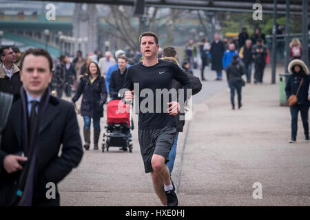 Runner jogger running jogging fitness exercice exercice de style de vie sain southbank London South Bank Banque D'Images