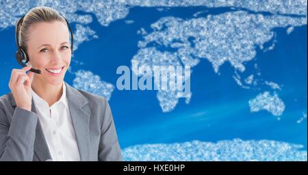 Digital composite de l'agent de voyages avec casque contre une carte avec les nuages et le fond bleu Banque D'Images