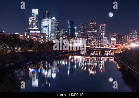 Lune au-dessus du Philadelphia skyline nuit reflète sur la rivière Schuylkill Banque D'Images