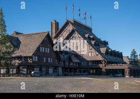 YELLOWSTONE, WY - 27 SEPTEMBRE : l'extérieur de l'historique Old Faithful Inn dans le Parc National de Yellowstone, Wyoming. Construit en 1904, l'auberge est considéré comme Banque D'Images