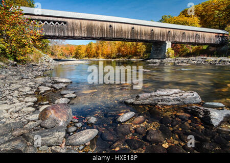 Couleur Autunm au West Dummerston Pont couvert sur la rivière West à Dummerston, Vermont. Banque D'Images