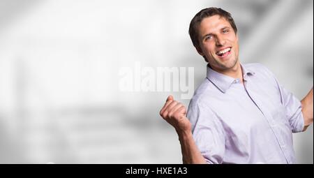 Digital composite de l'homme en chemise lavande avec poing contre floue fond gris Banque D'Images