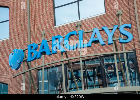 Wilmington, Delaware, USA - Le 24 avril 2016 : Inscrivez-vous au-dessus de l'entrée d'une succursale de la banque Barclays à Wilmington Delaware. Banque D'Images