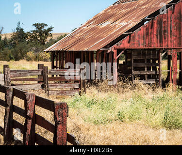 Ancienne grange rouge rustique Banque D'Images
