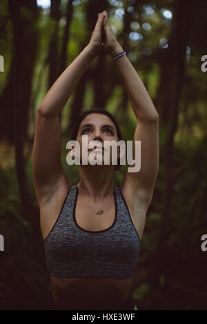 Yoga magnifique dans la forêt Banque D'Images