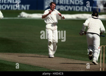 DOMINIC CORK YORKSHIRE V DERBYSHIRE 25 Avril 1998 Banque D'Images