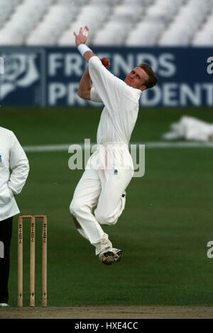 DOMINIC CORK YORKSHIRE V DERBYSHIRE 25 Avril 1998 Banque D'Images