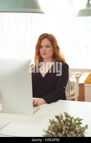 Female executive computer in office Banque D'Images