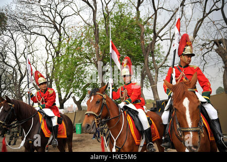 Katmandou, Népal. Mar 27, 2017. L'armée népalaise arrive avec son cheval à participer à Ghode Jatra ou le 'Festival de l' armée célébré au Pavillon, Tudikhel, Katmandou, Népal le lundi 27 mars, 2017. Bénédiction de l'armée népalaise parade lors de son cheval avant de le 'Ghode Jatra ou fête de l' armée célébré au Pavillon, Tudikhel, Katmandou, Népal le lundi 27 mars, 2017. Credit : PACIFIC PRESS/Alamy Live News Banque D'Images