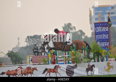 Katmandou, Népal. Mar 27, 2017. L'Armée de cavalerie cheval islandais effectuer l'équitation compétences au cours Ghode Jatra ou le 'Festival de l' armée célébré au Pavillon, Tudikhel, Katmandou, Népal le lundi 27 mars, 2017. Ghode Jatra, sens Horse Parade est organisée au pavillon de l'armée, Tudikhel, Katmandou, Népal chaque année. Il est dit Ghode Jatra a été organisée pour célébrer la victoire sur un démon nommé Tundi qui résident sur le terrain connu comme Tundikhel. Credit : PACIFIC PRESS/Alamy Live News Banque D'Images