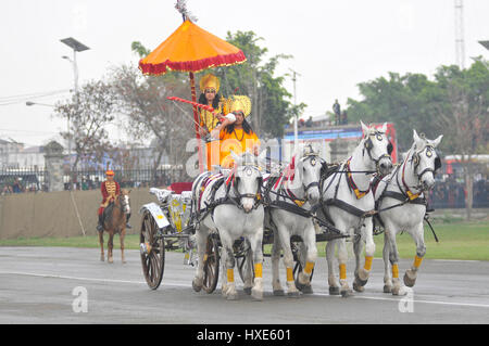 Katmandou, Népal. Mar 27, 2017. Au cours de la parade de l'armée népalaise Ghode Jatra ou le 'Festival de l' armée célébré au Pavillon, Tudikhel, Katmandou, Népal le lundi 27 mars, 2017. Ghode Jatra, sens Horse Parade est organisée au pavillon de l'armée, Tudikhel, Katmandou, Népal chaque année. Il est dit Ghode Jatra a été organisée pour célébrer la victoire sur un démon nommé Tundi qui résident sur le terrain connu comme Tundikhel. Credit : PACIFIC PRESS/Alamy Live News Banque D'Images
