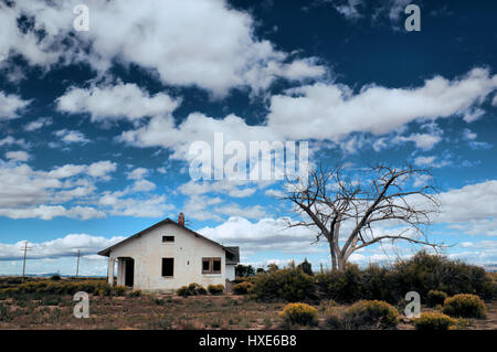 Une vieille maison abandonnée, est seul dans la petite ville fantôme de Lund, Utah, USA. Banque D'Images