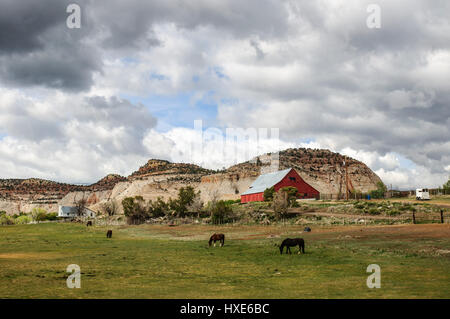 Grange rouge dans un paysage du sud de l'Utah. Banque D'Images