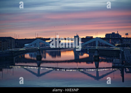 Squiggly bridge Tradeston Bridge au crépuscule sur le Clyde Banque D'Images