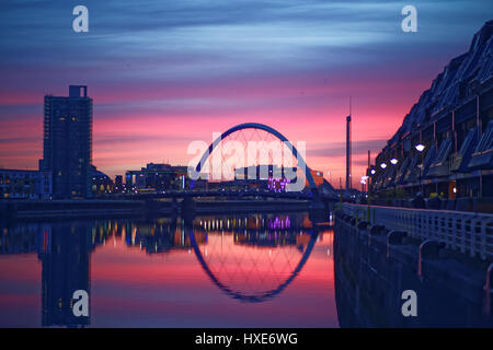 Pont aux Clyde voir la nuit paysage urbain Banque D'Images