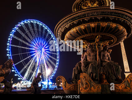 Nuit Grande roue sur la Place de la Concorde à la fin des Champs-Élysées. Paris, France, Europe Banque D'Images